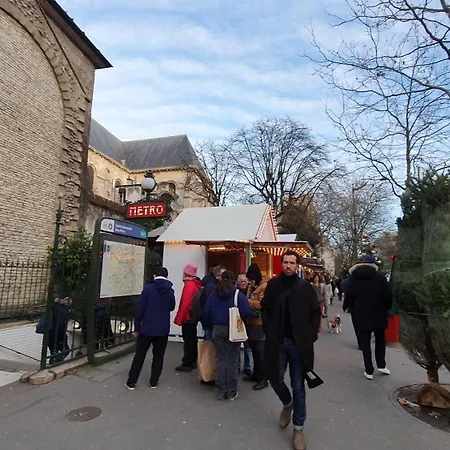 Front Metro , Center , Amusing Place ,Close To Monument As Eiffel Tour And Louvre Meusm Париж