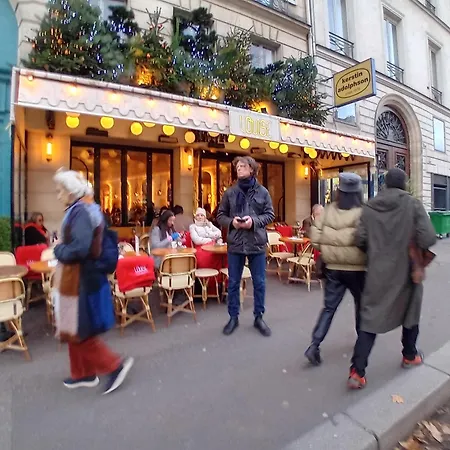 Front Metro , Center , Amusing Place ,Close To Monument As Eiffel Tour And Louvre Meusm *