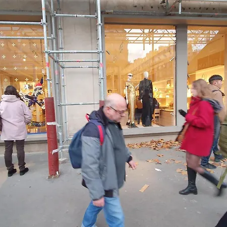 Front Metro , Center , Amusing Place ,Close To Monument As Eiffel Tour And Louvre Meusm Париж